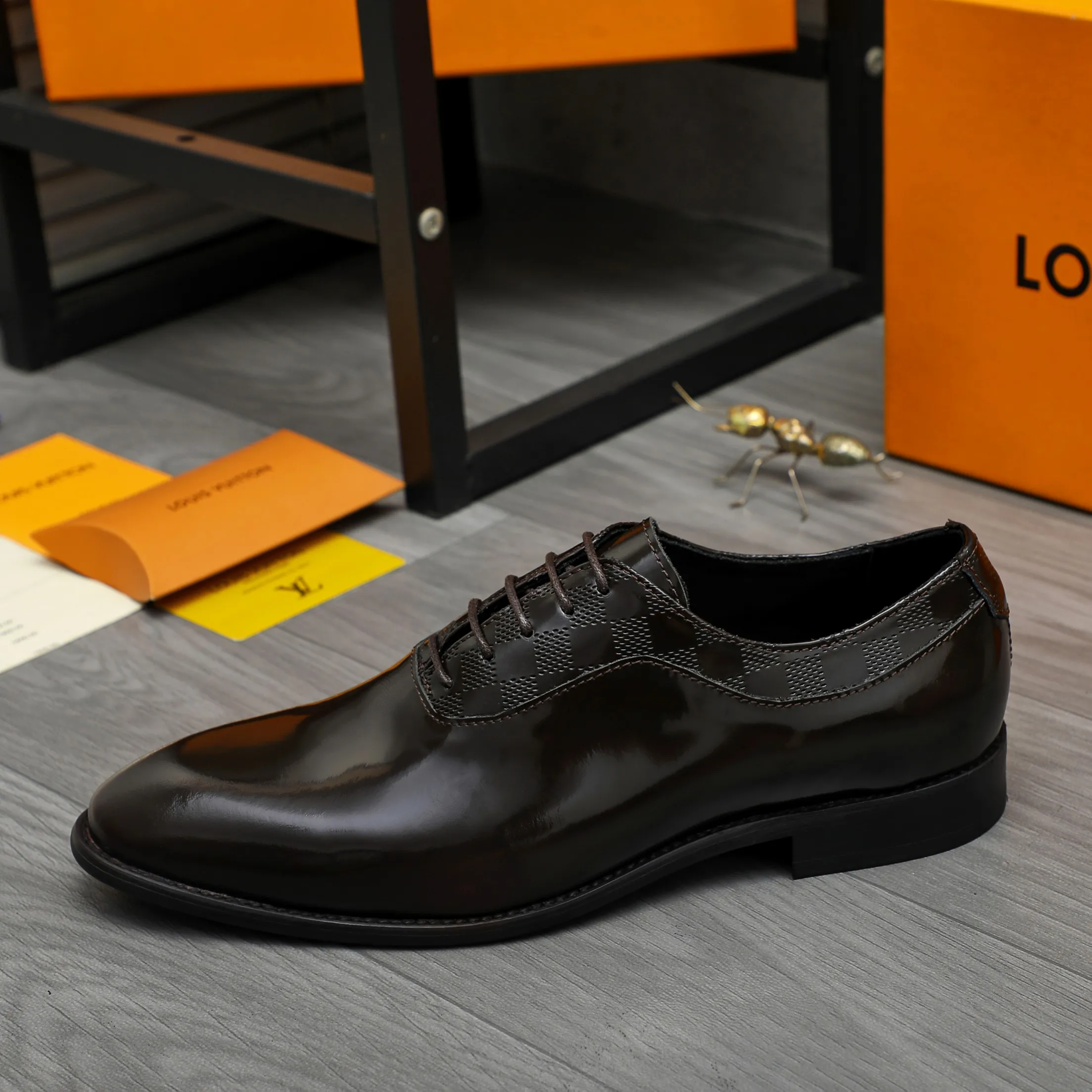 Men's shoes 💰p460 Product trademark: LV (Louis Vuitton) business lace-up leather shoes True size: 39-44 Product material: Selected lacquered cowhide stitching with classic plaid embossed upper, cowhide lining, original rubber outsole